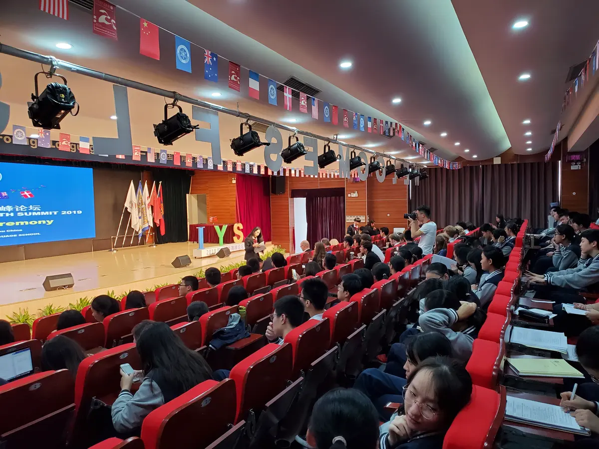 国内合作学校国际教育活动舞台与观众现场