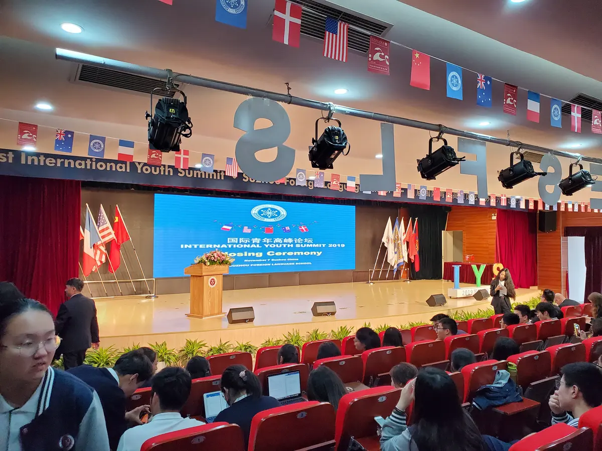 国内合作学校国际教育活动舞台与观众现场的另一画面