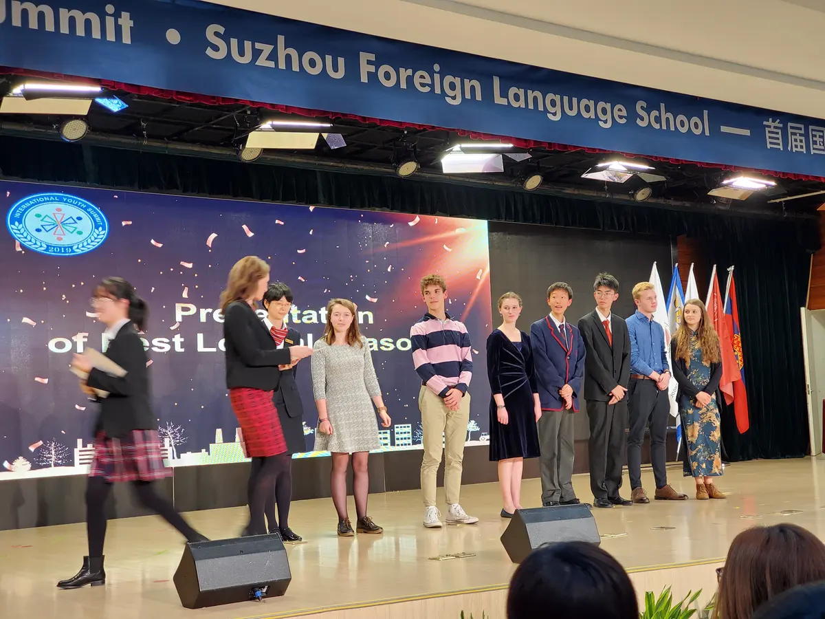 苏州外国语学校国际青年峰会嘉宾与学生颁奖合影