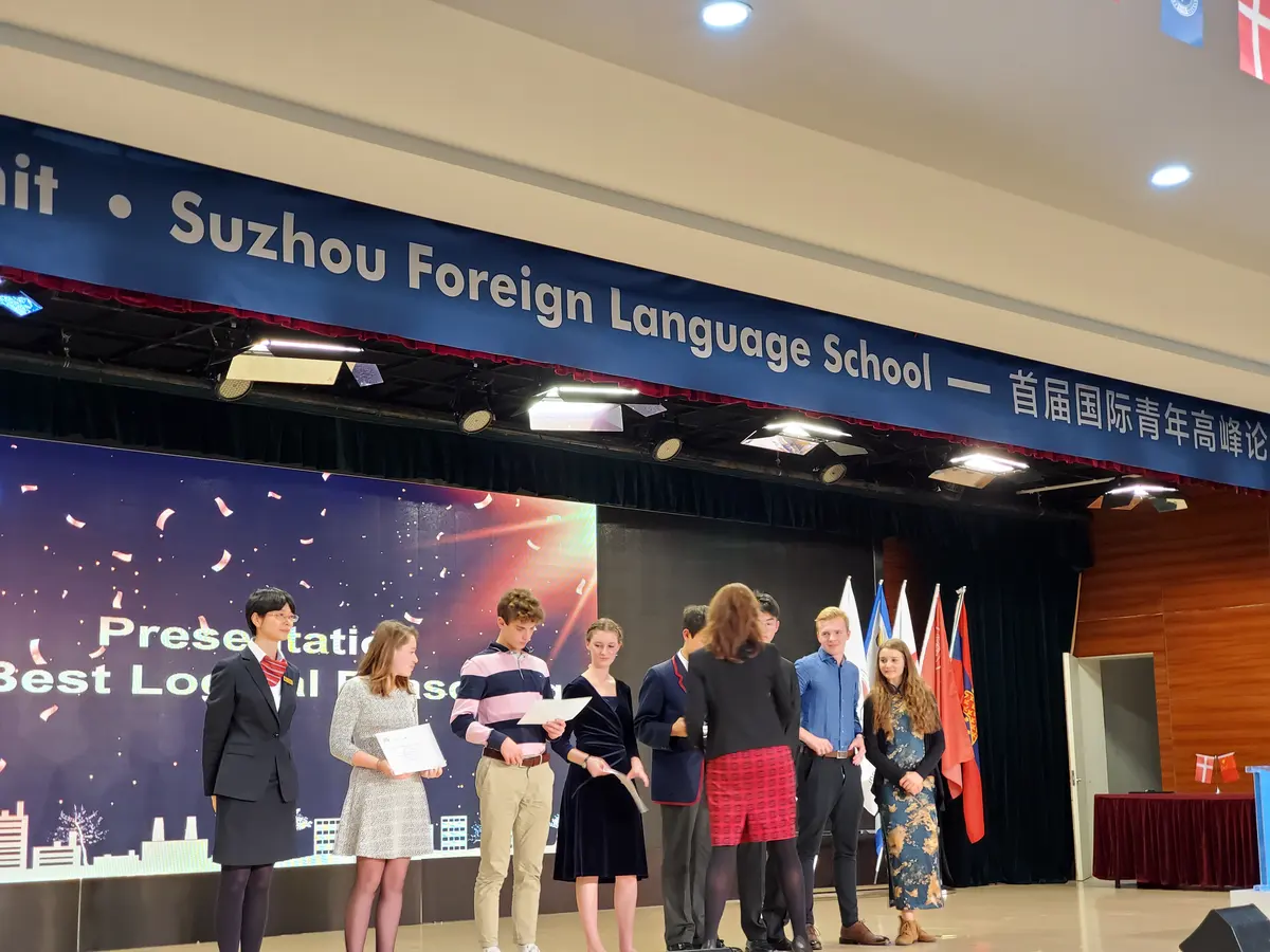 苏州外国语学校国际青年峰会嘉宾与学生颁奖合影的另一画面