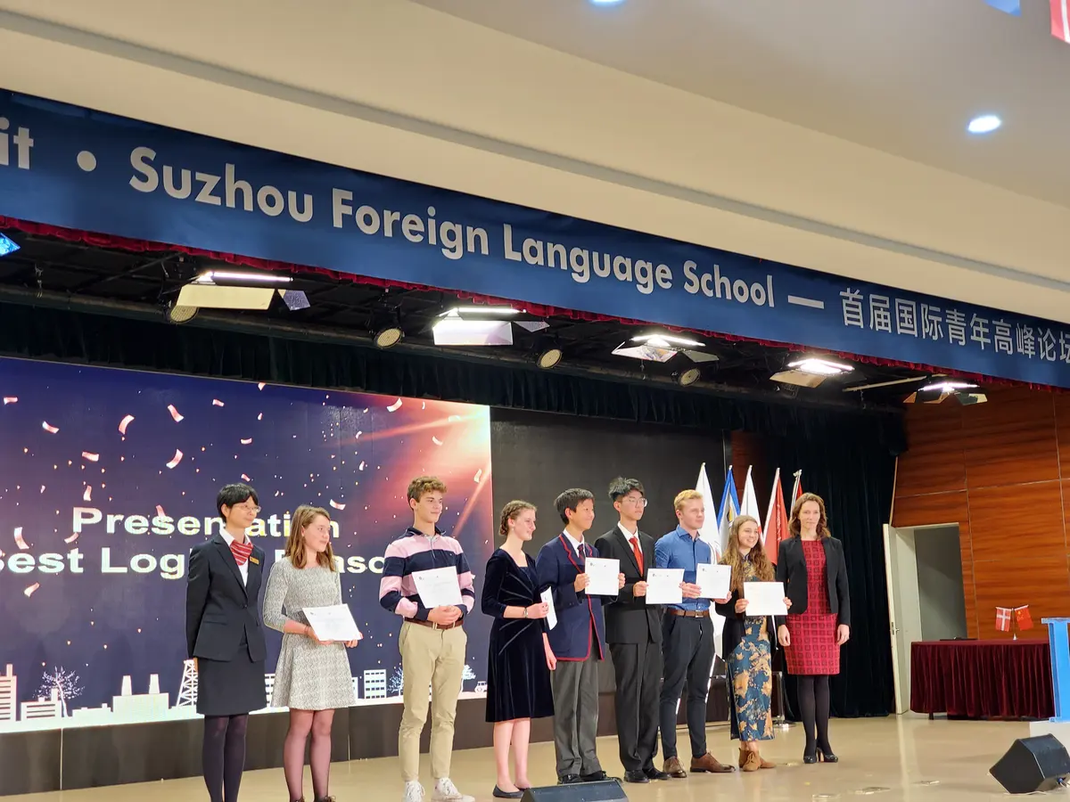 苏州外国语学校国际青年活动舞台颁奖与嘉宾合影