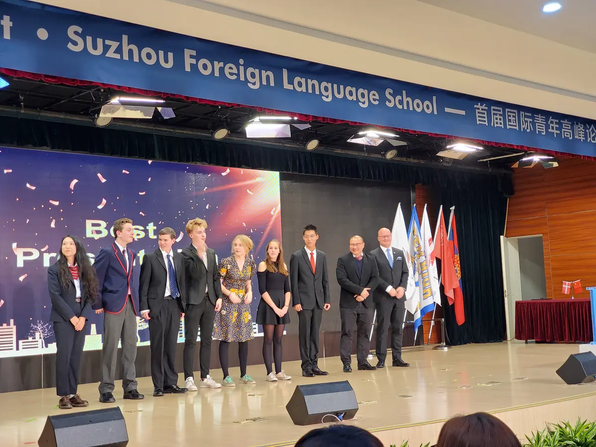 苏州外国语学校国际青年活动嘉宾与学生舞台大合影