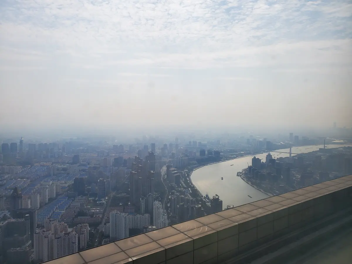高处俯瞰上海城市天际线与黄浦江