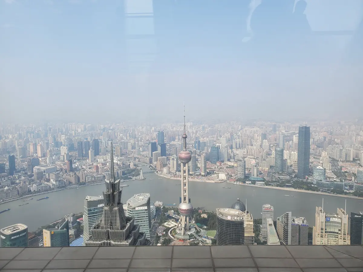 高处俯瞰上海陆家嘴、黄浦江与城市天际线