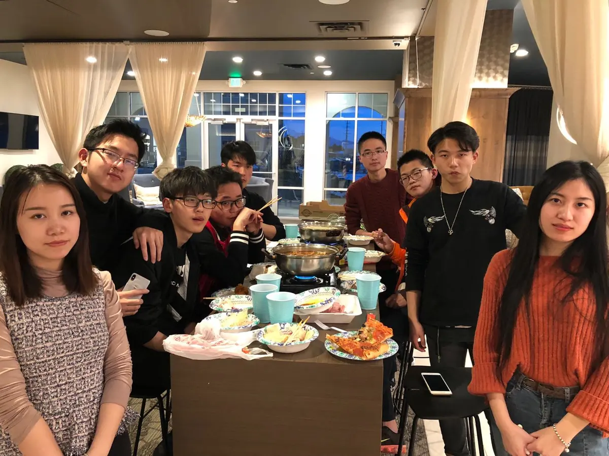 中国学生与项目人员在美国共同用餐交流