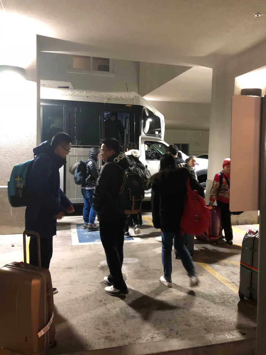 学生携带行李抵达美国住家或住宿地点