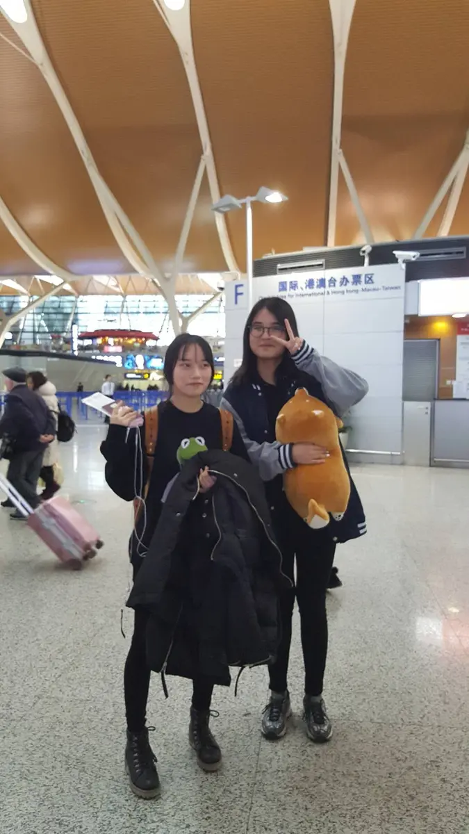 两名中国学生抵达美国机场后合影