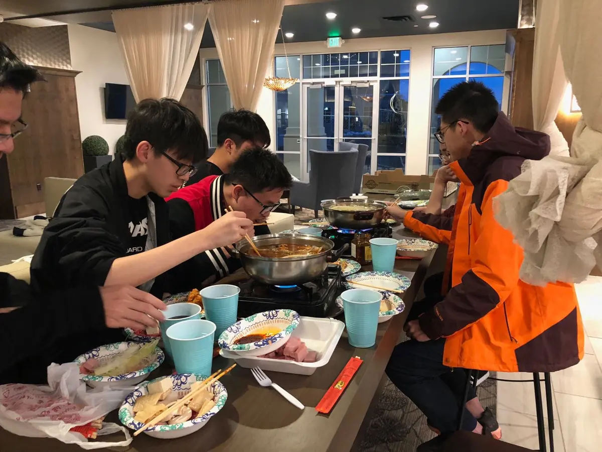 中国学生在美国共同用餐交流