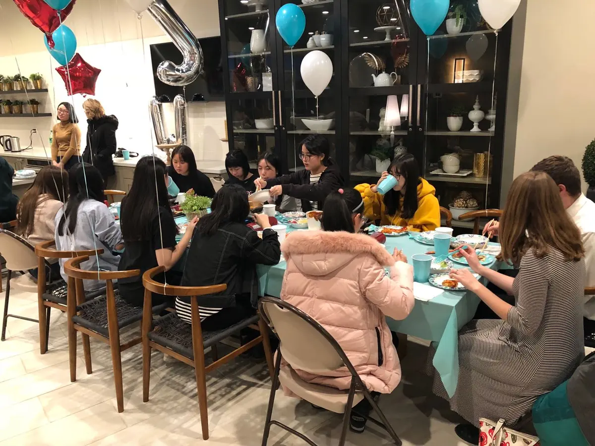 中国学生在美国共同用餐交流