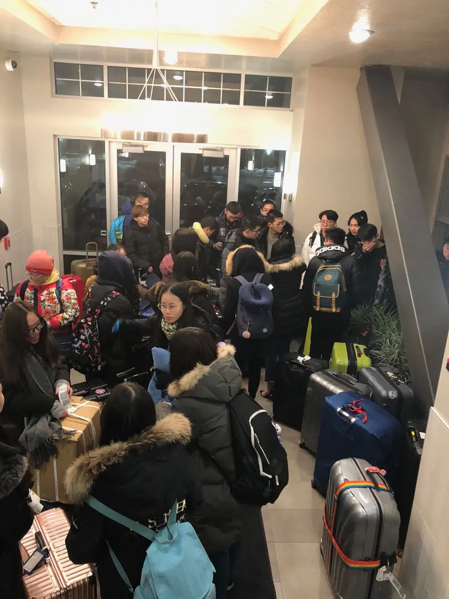 学生携带行李抵达美国住家或住宿地点