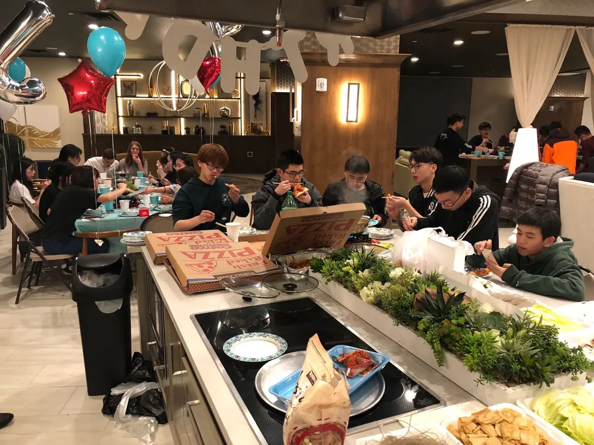 学生与住家家庭在餐厅聚餐交流
