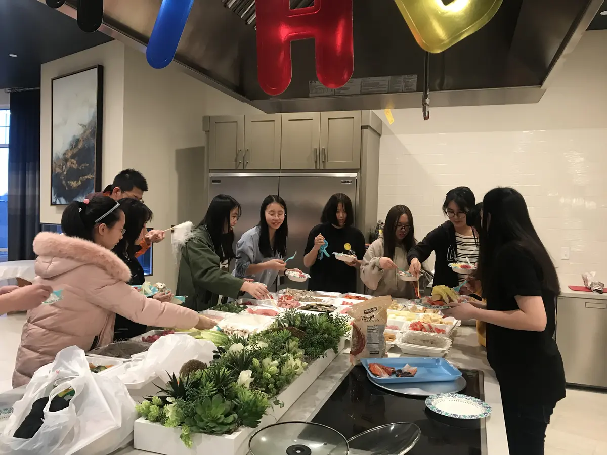 学生与住家家庭共同准备餐食并交流