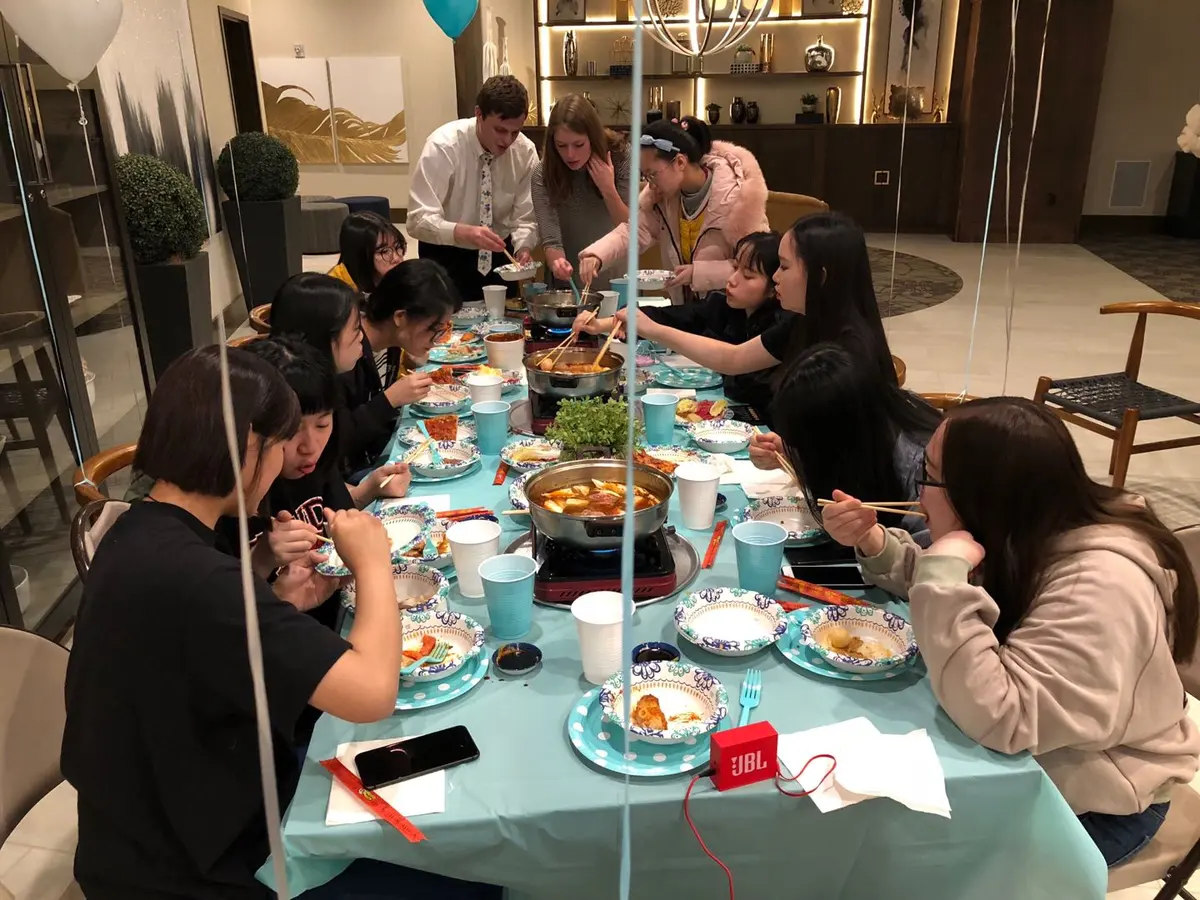 学生与美国住家家庭围桌聚餐交流