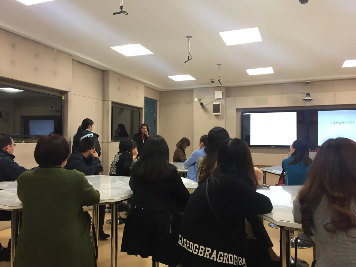 学生在中国合作学校参加课程说明或班级活动