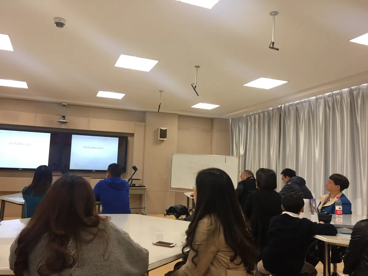 学生在中国合作学校参加课程说明或班级活动