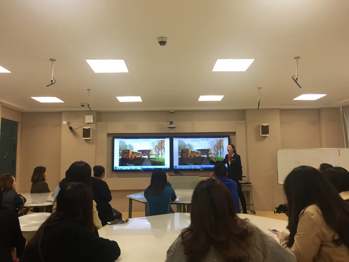 学生在中国合作学校参加课程说明或班级活动