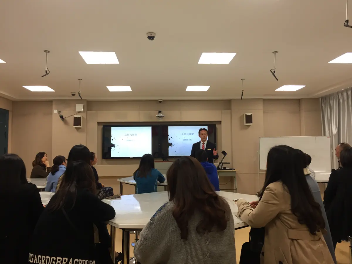 学生在中国合作学校参加课程说明或班级活动