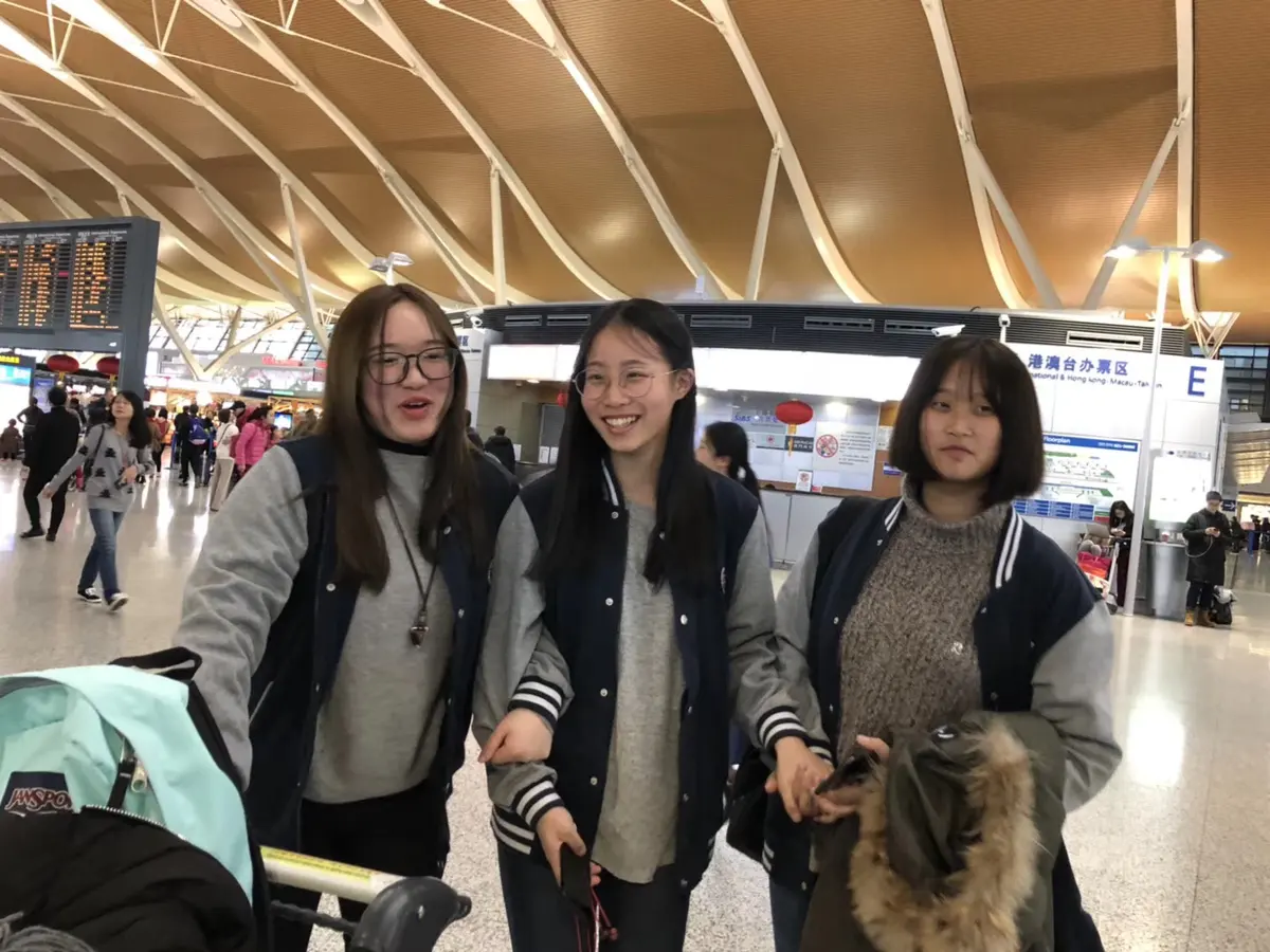 学生团队在机场办理赴美出行手续并合影