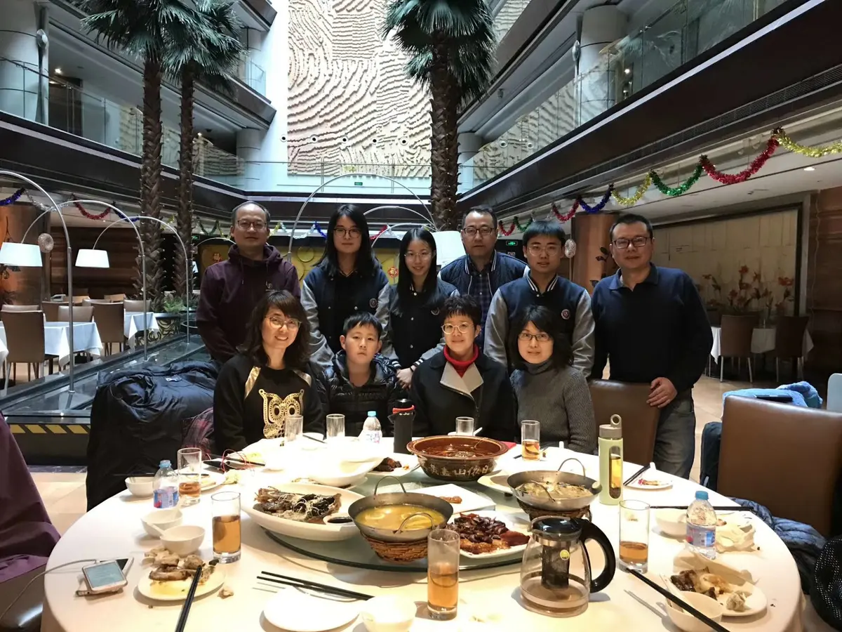 学生团队抵达后与接待人员共同用餐