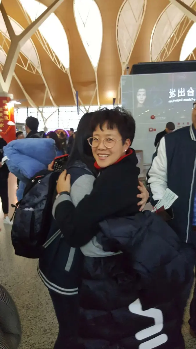 学生抵达机场后与家人或接待人员拥抱