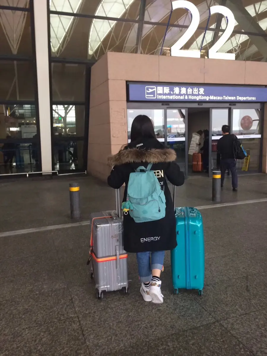 中国学生携带行李抵达美国机场