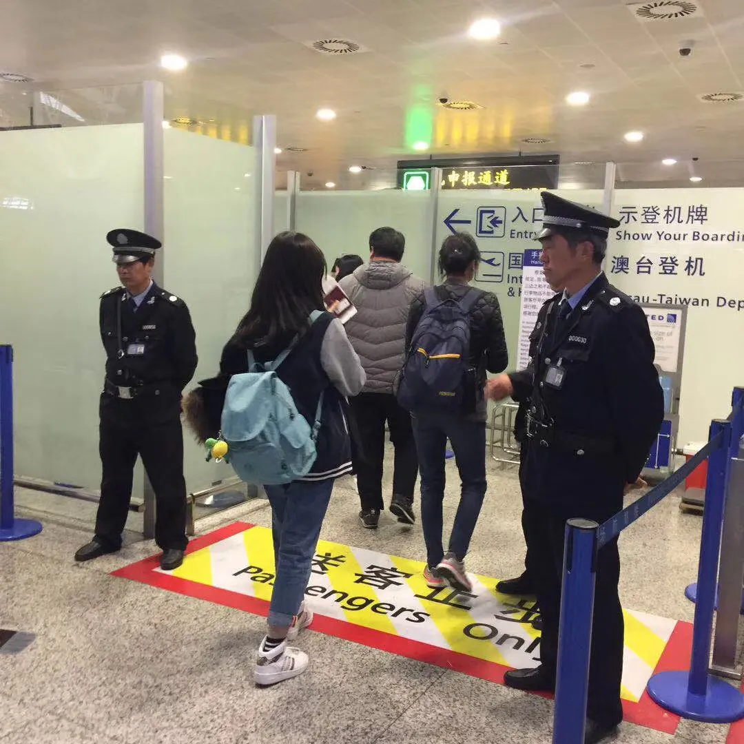 中国学生抵达美国机场并接受入境引导