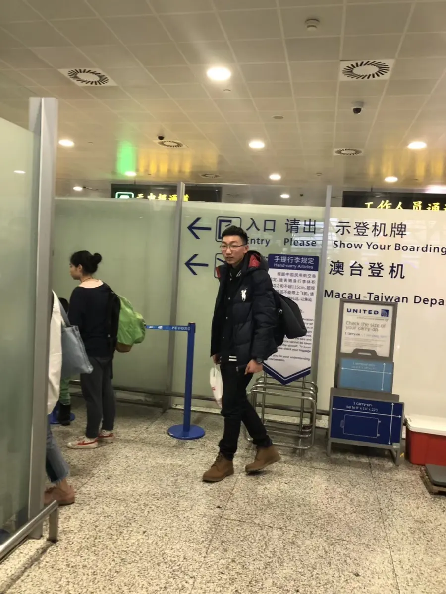 学生与家人在美国机场抵达区会合