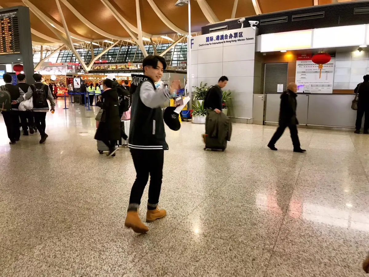 中国学生携带行李抵达美国机场