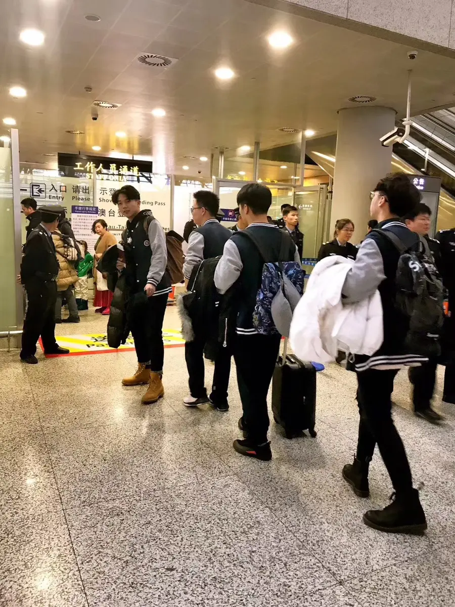中国学生团队携带行李抵达美国机场