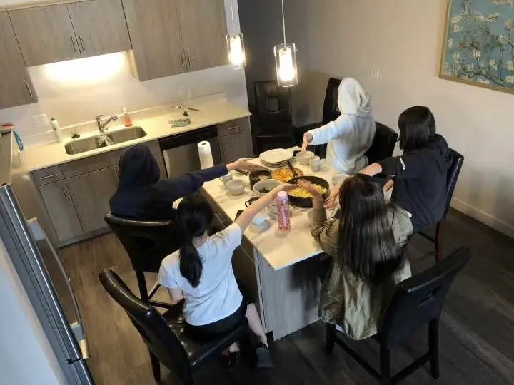 中美学生与接待家庭在住家共同用餐