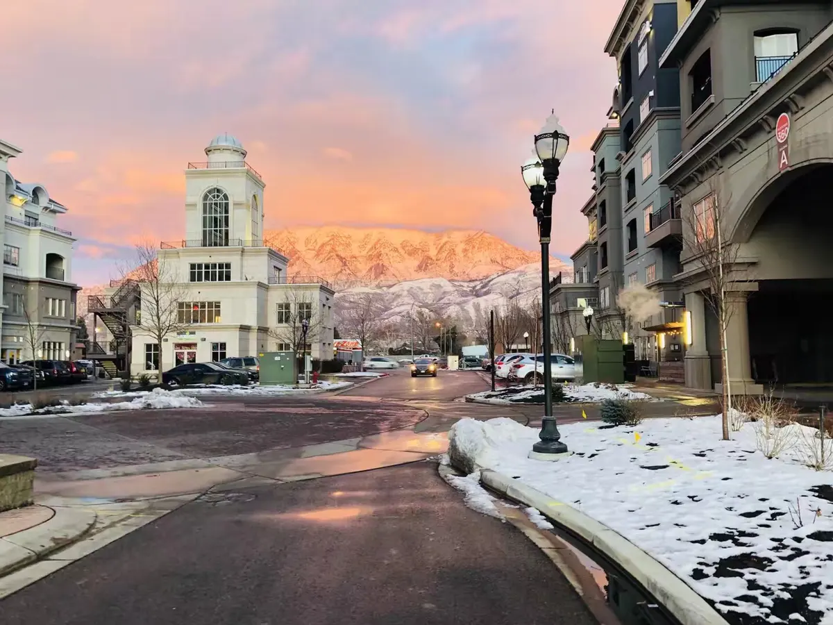 美国山地城市冬季街景、商业区与雪山环境