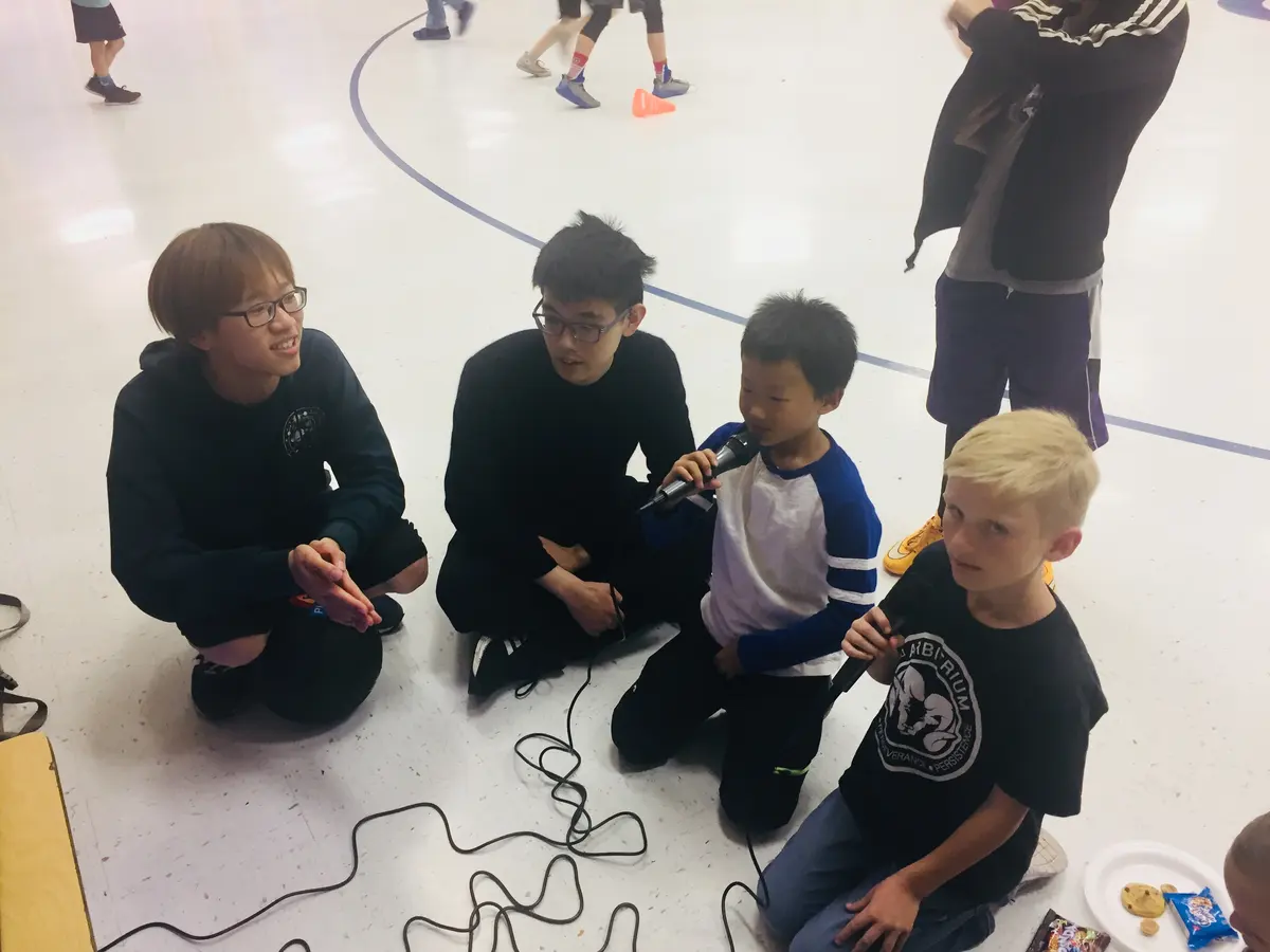 中美学生在校园活动中围坐讨论