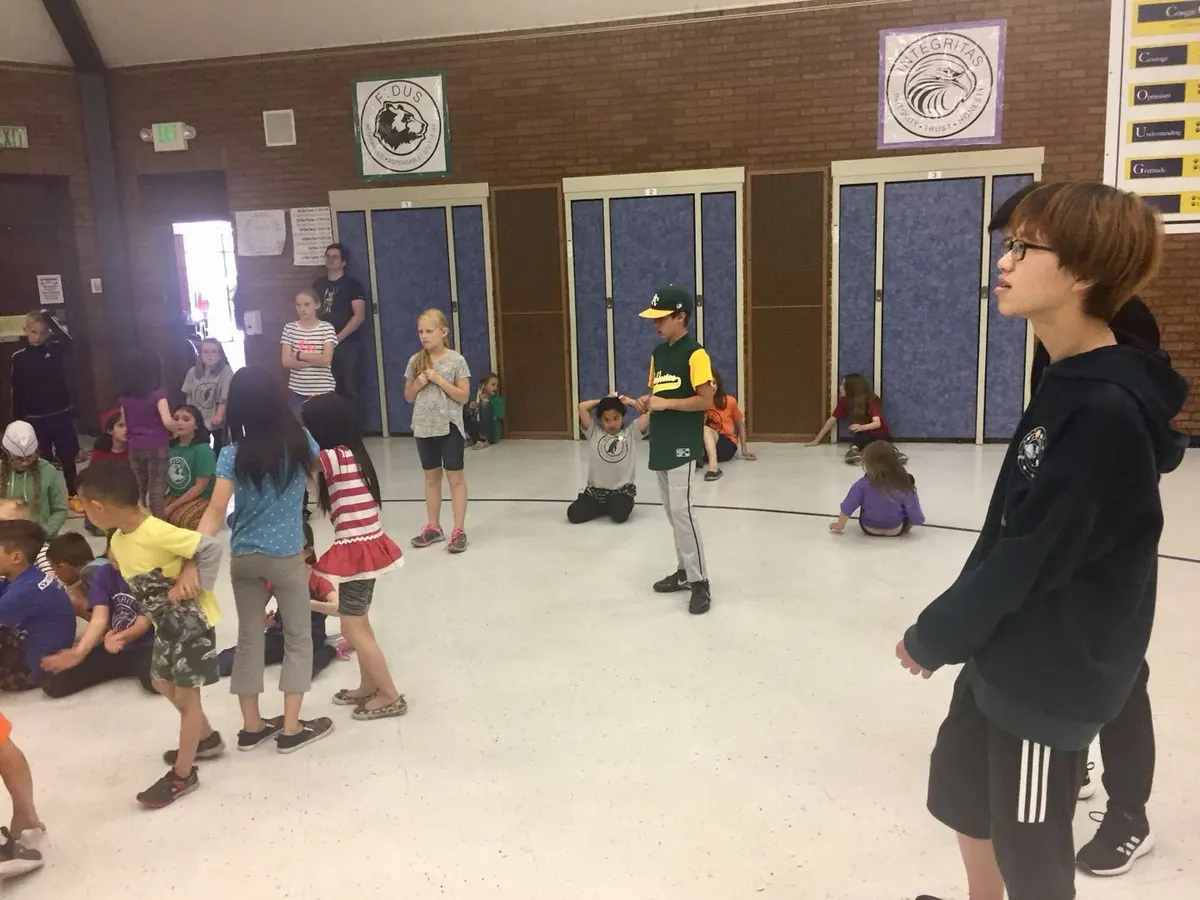 学生在美国校园活动中参与团队互动的另一画面