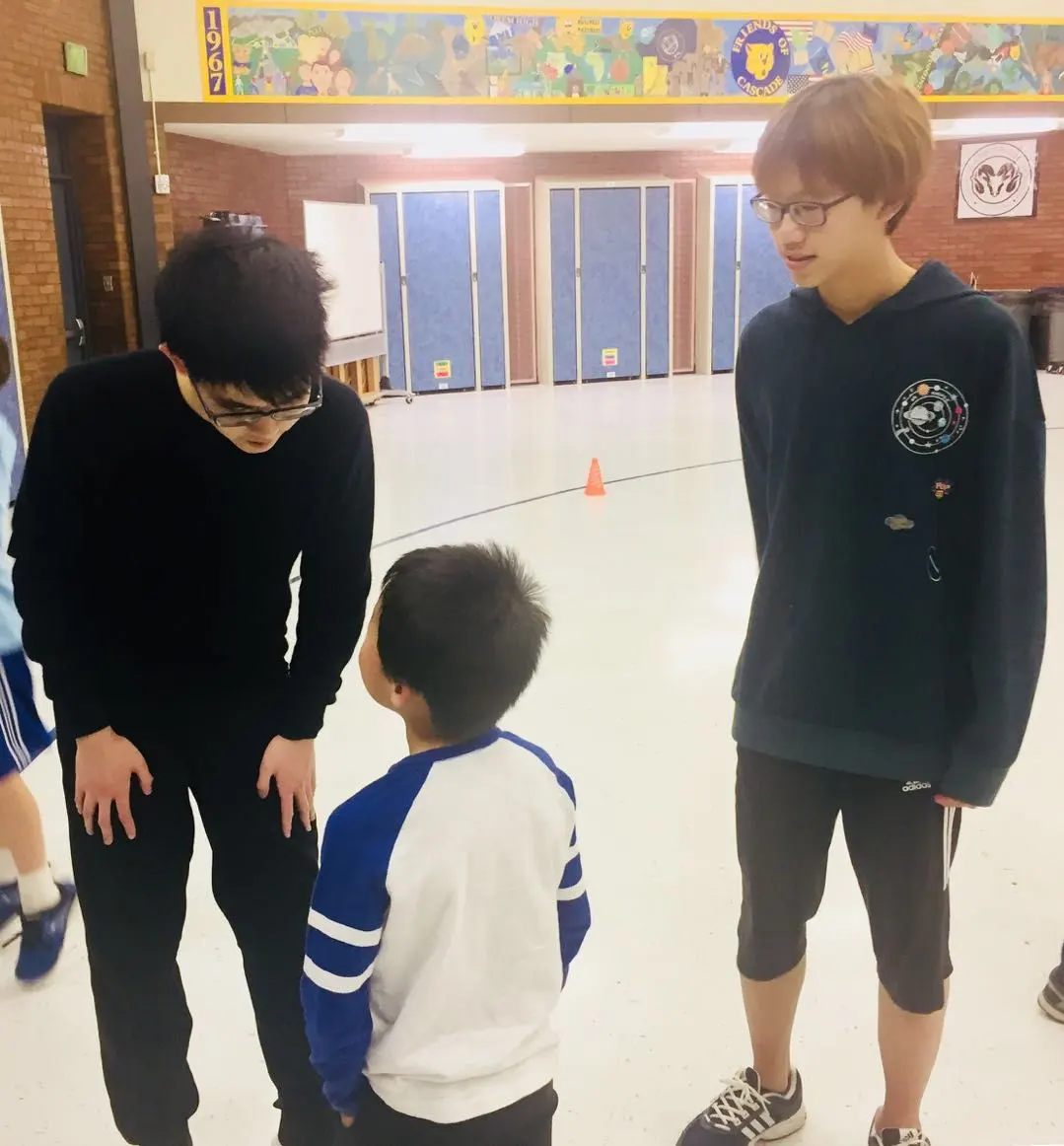 中国学生在美国校园活动中与低年级学生互动