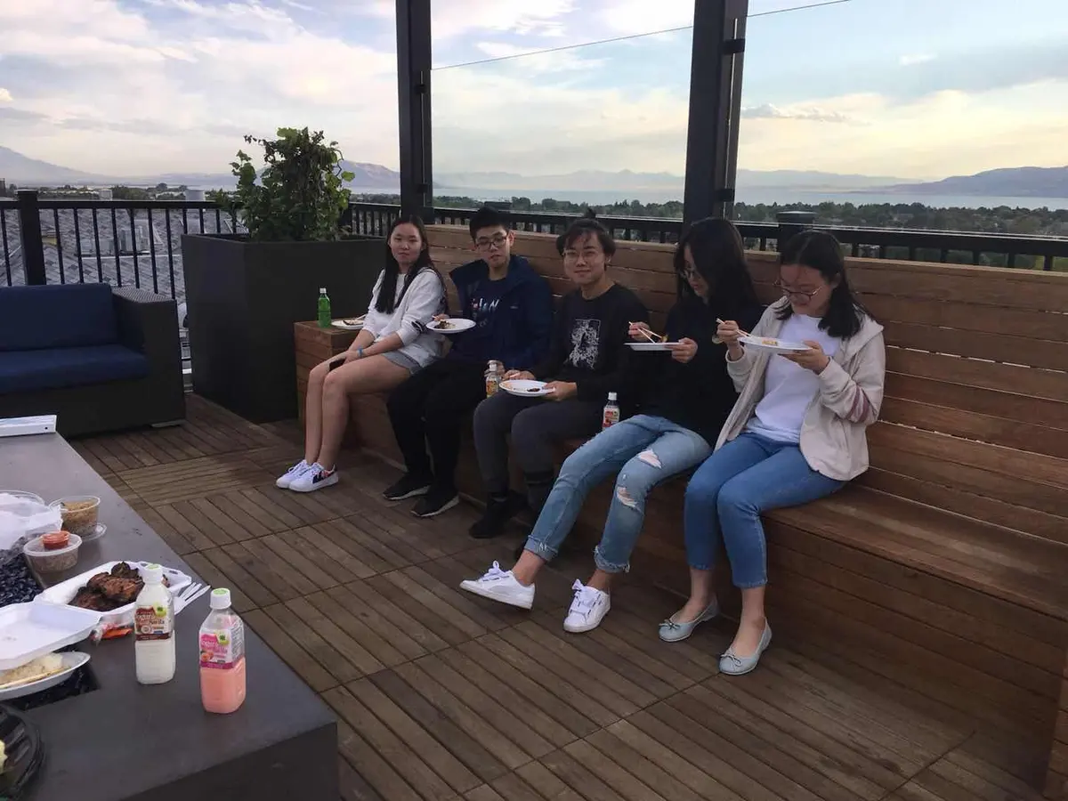 中国学生在美国校园户外露台休息交流