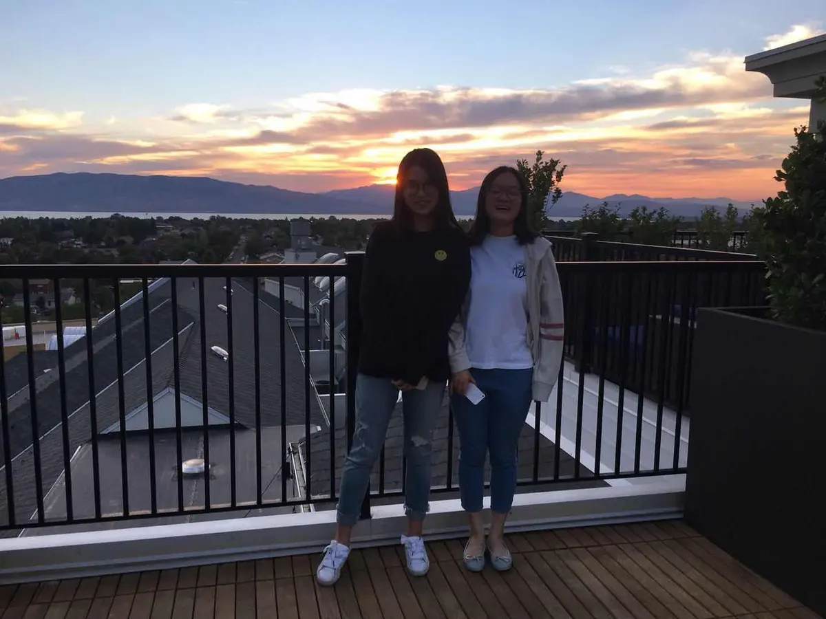 中国学生在美国校园户外露台与日落景观合影
