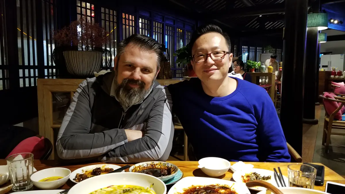 中美教育项目合作人员在餐叙交流中合影