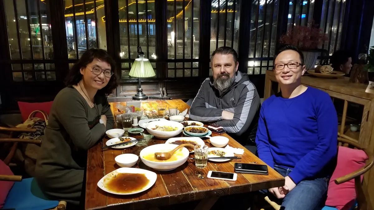 中美教育项目合作人员在餐叙交流中集体合影