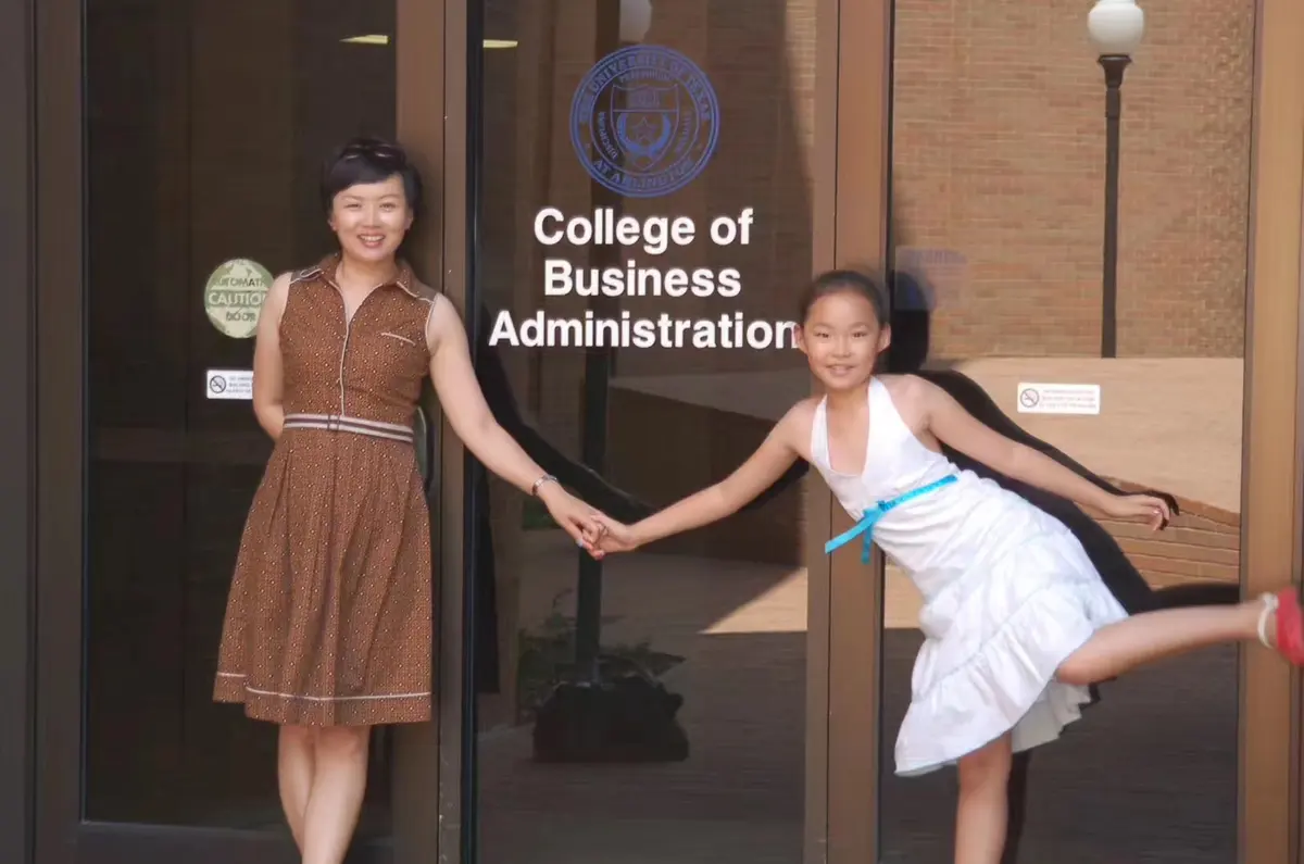 学生与家长在美国大学商学院门前合影
