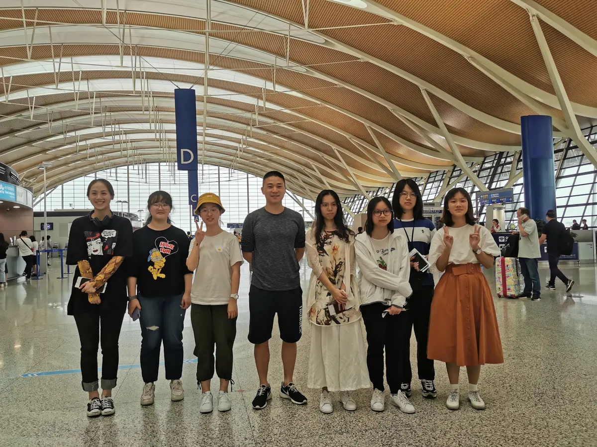 中美学生与带队人员在机场集合并合影