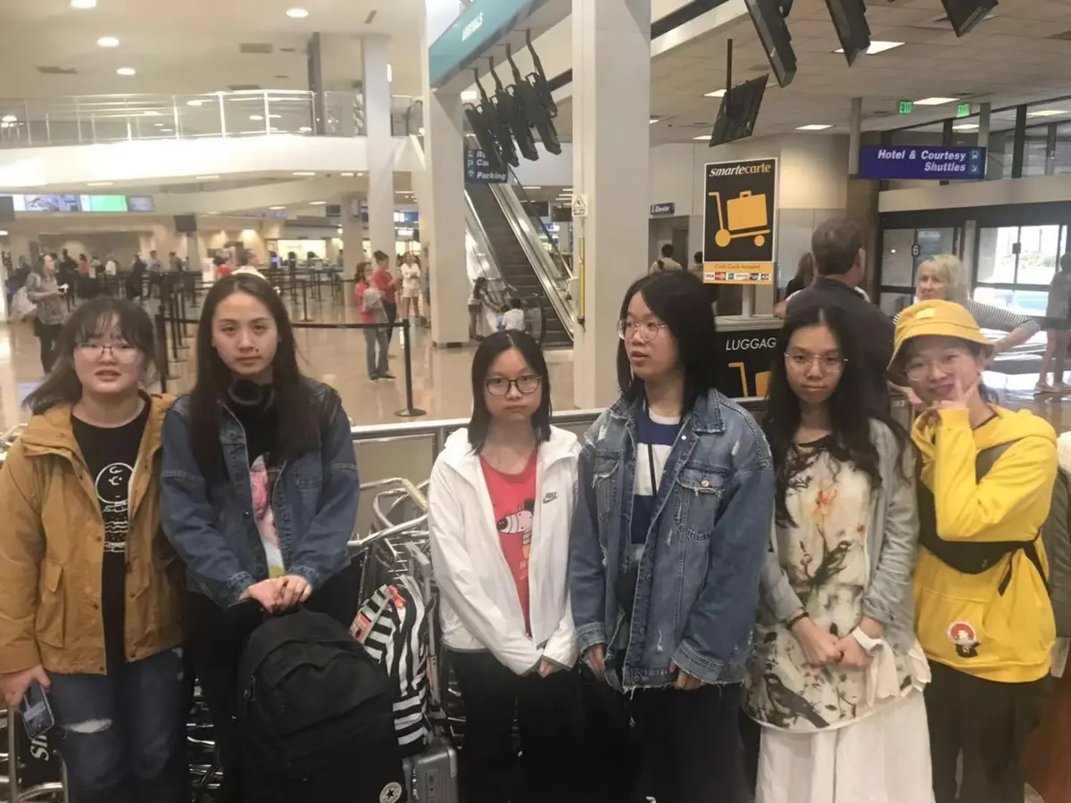 中国学生团队与接待人员在美国机场会合
