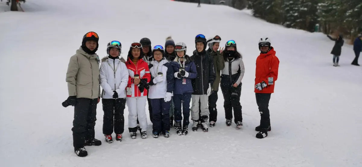 中国学生团队在美国雪场参加滑雪活动并集体合影