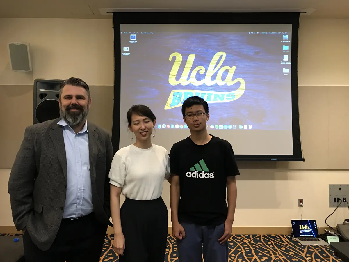 中国学生在 UCLA 课堂与美国教师合影