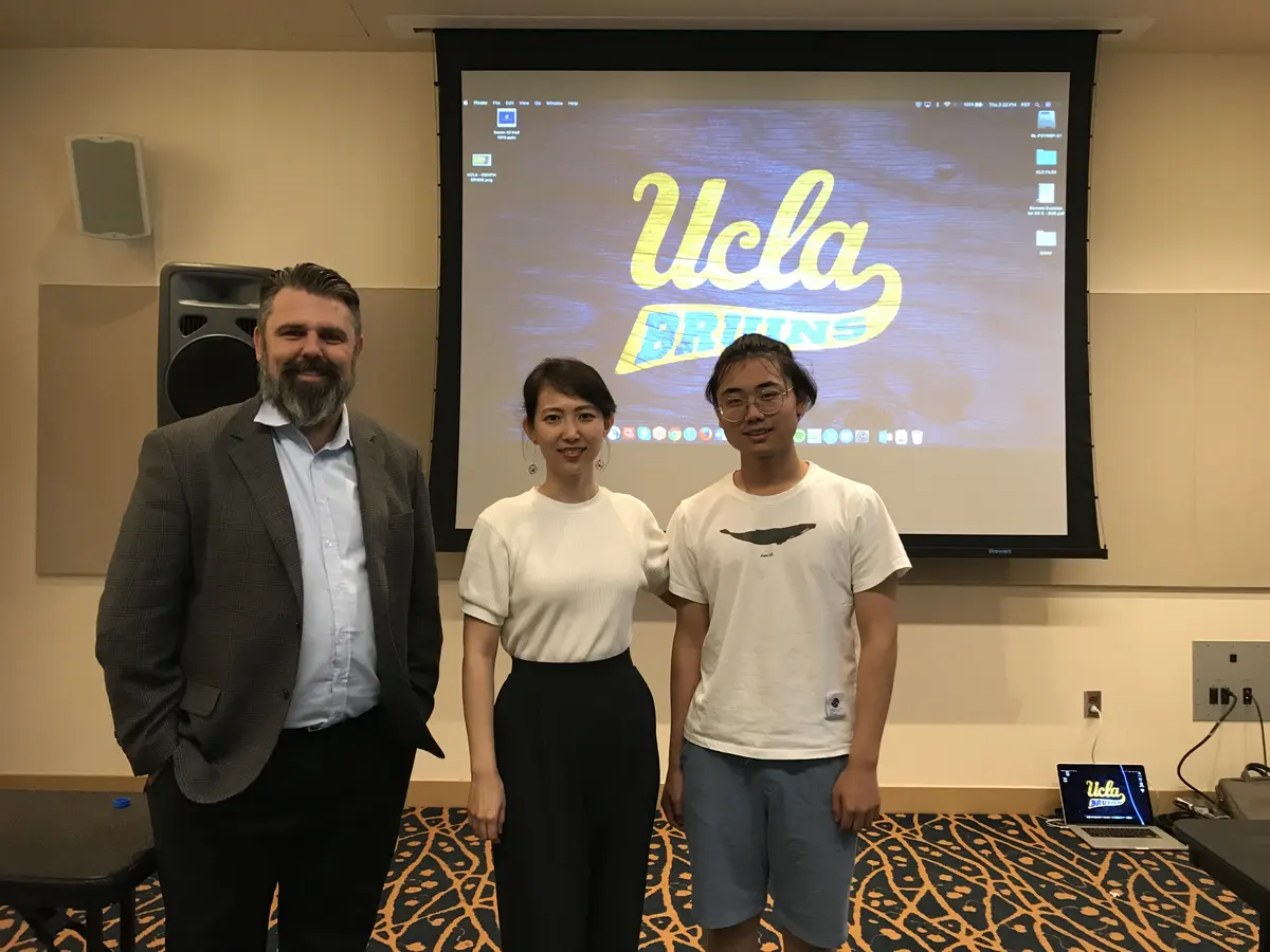 中国学生在 UCLA 课堂与美国教师合影