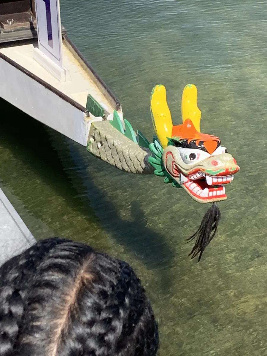 龙舟节彩绘龙头与船体细节
