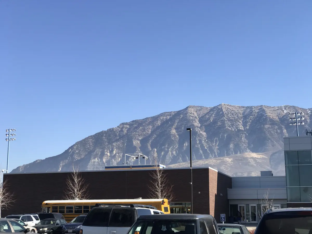 Orem High School教学楼与犹他州山景