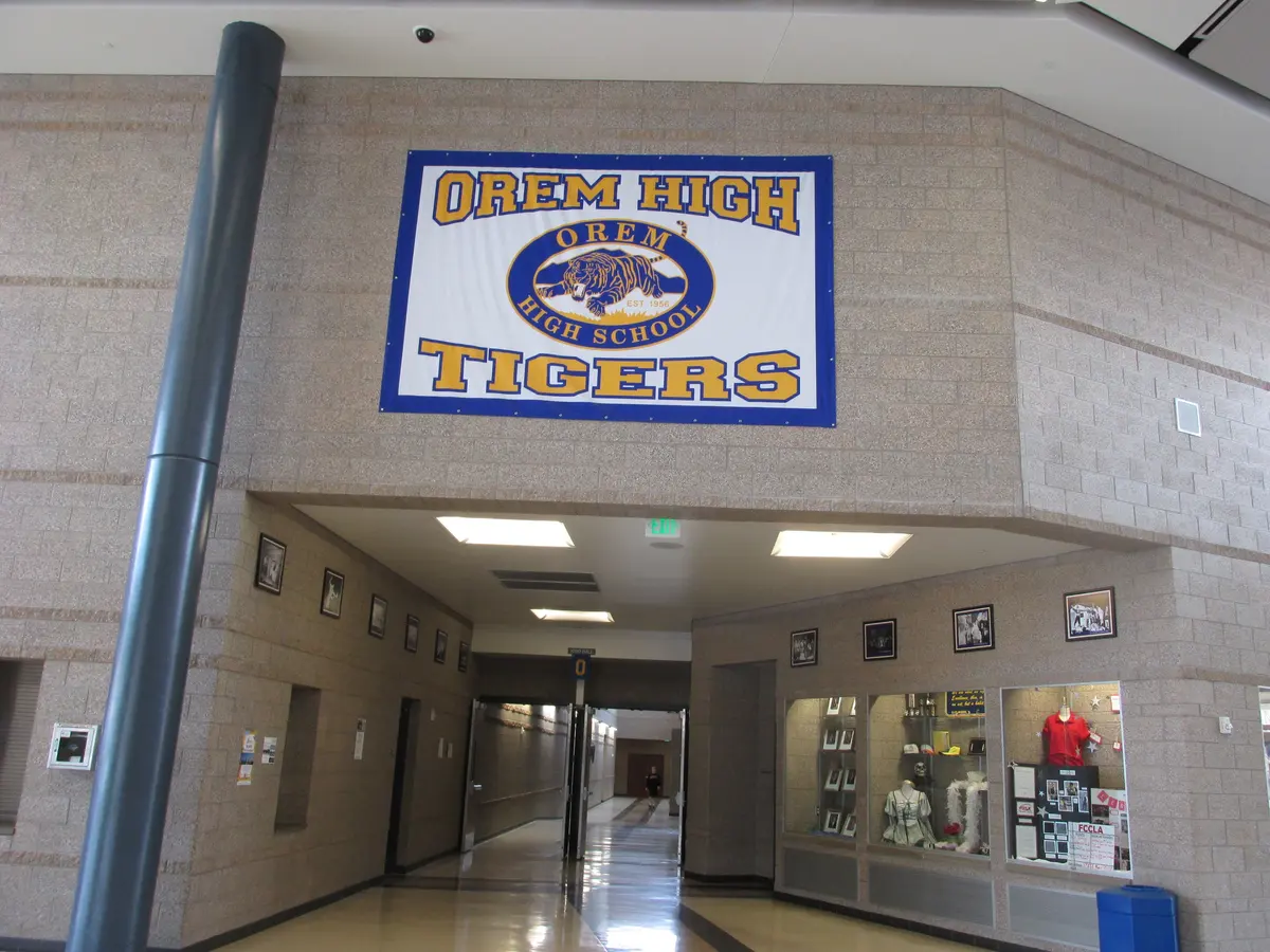 Orem High School校内走廊和学校标识