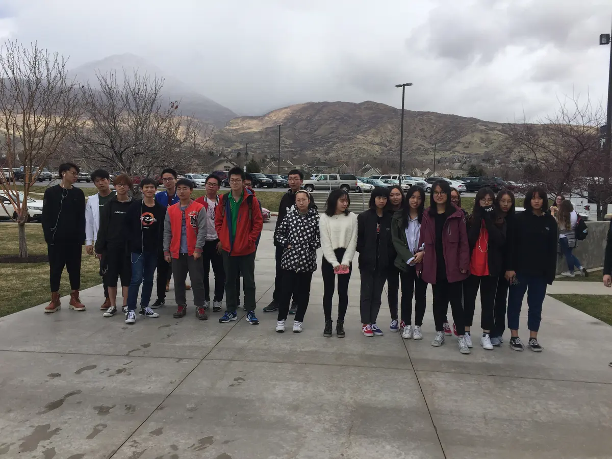 中国学生在Timpanogos High School校园户外合影