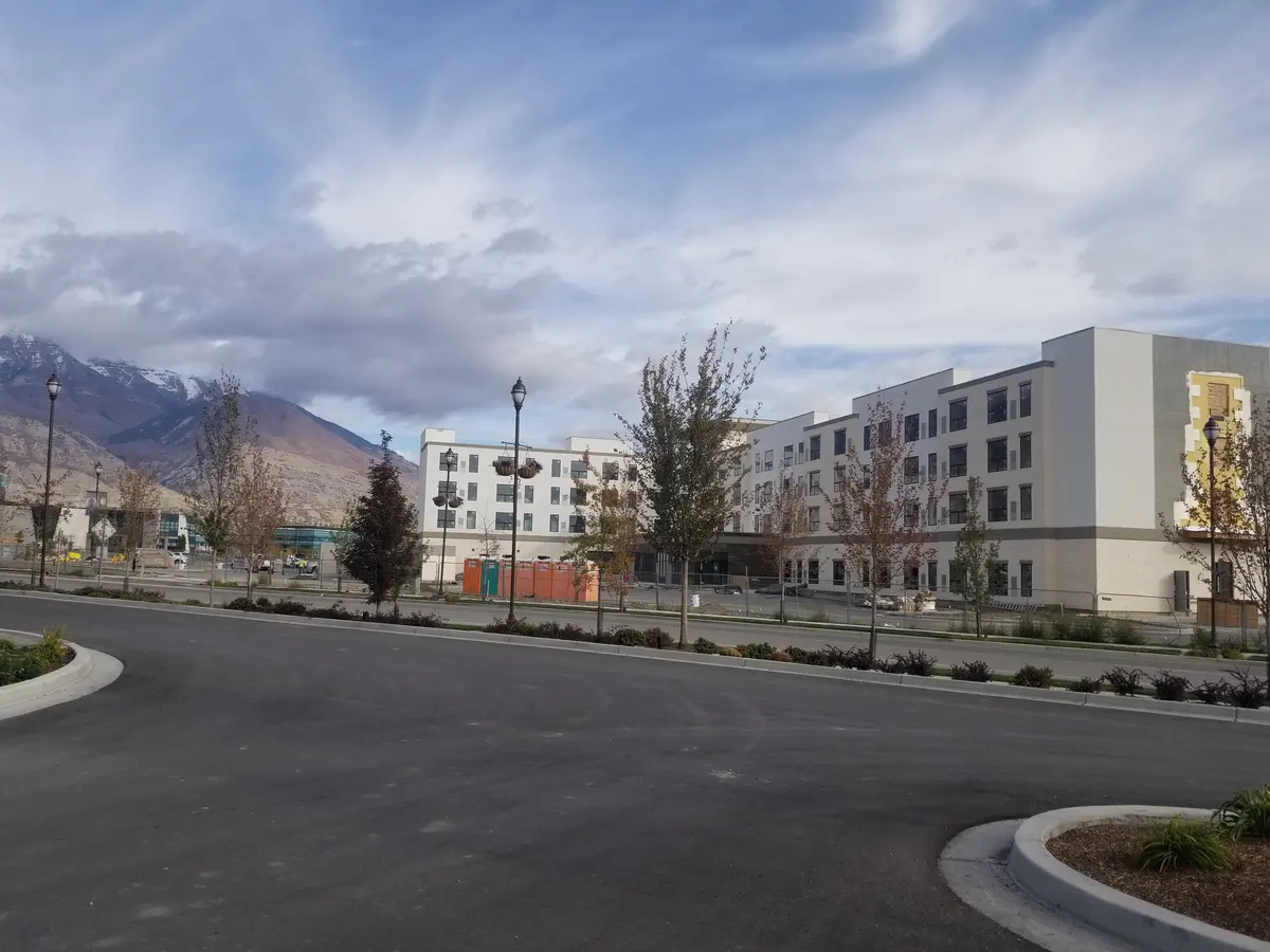 犹他州美国高中校园建筑与山景