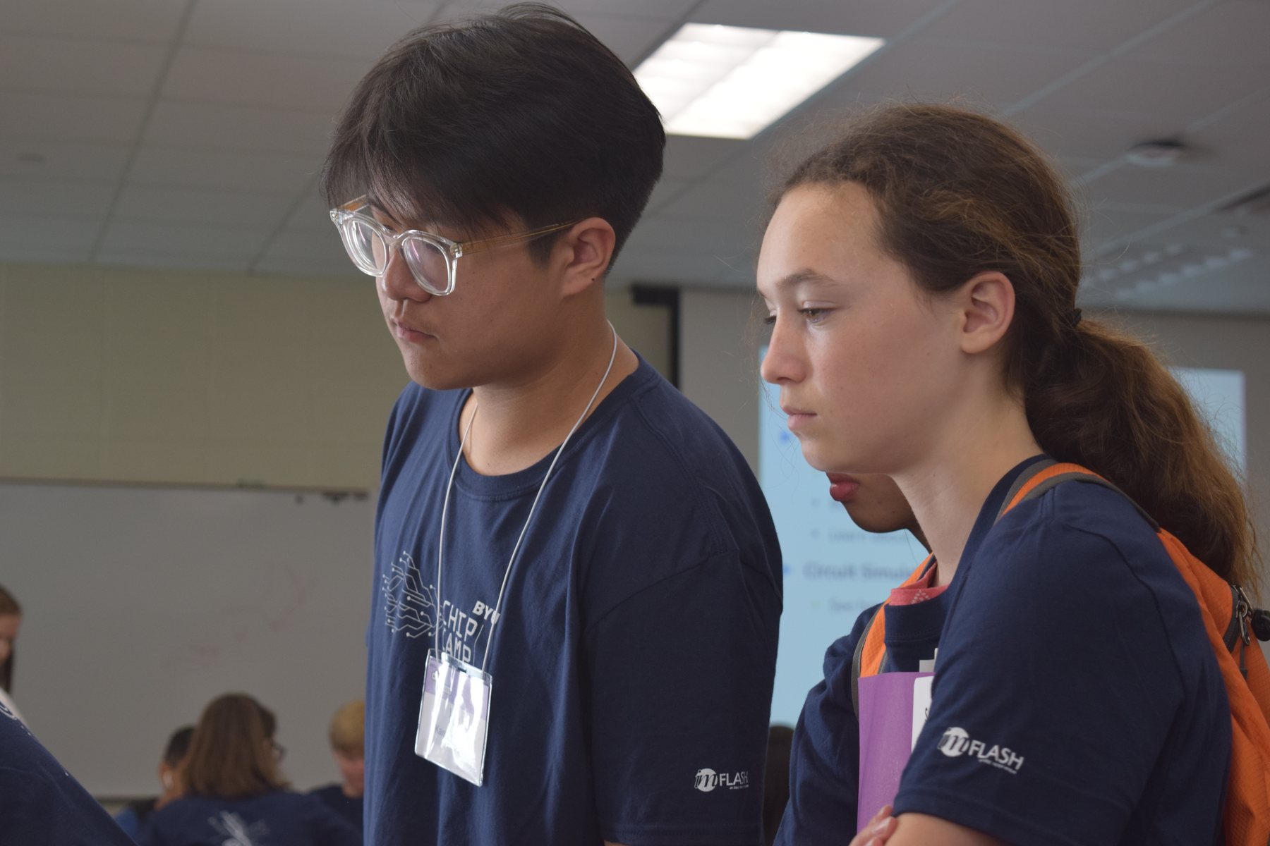 中学生在国际课堂中共同完成学习任务